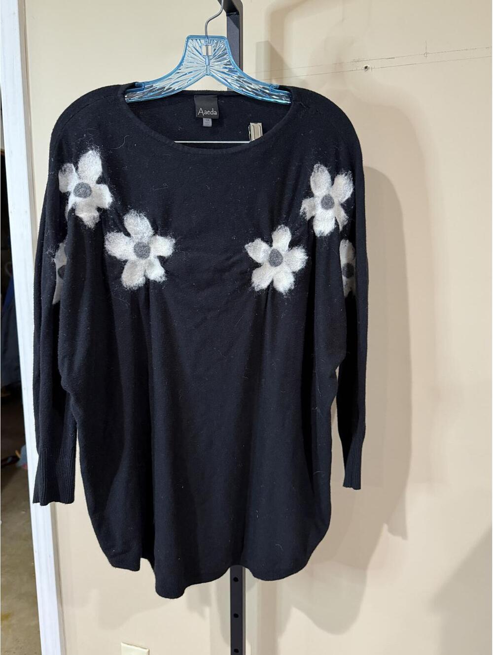 Aaeda Black Women's Sweater with White Flower Pattern 1x